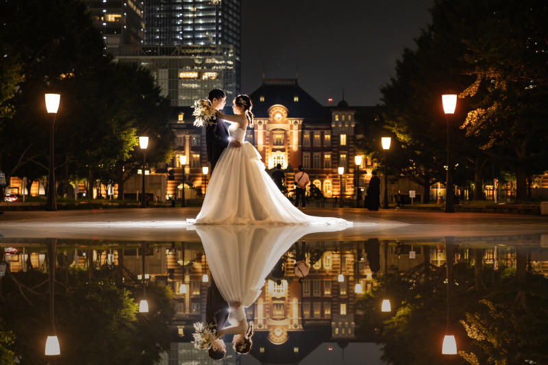 駅舎を背景に煌びやかな1枚