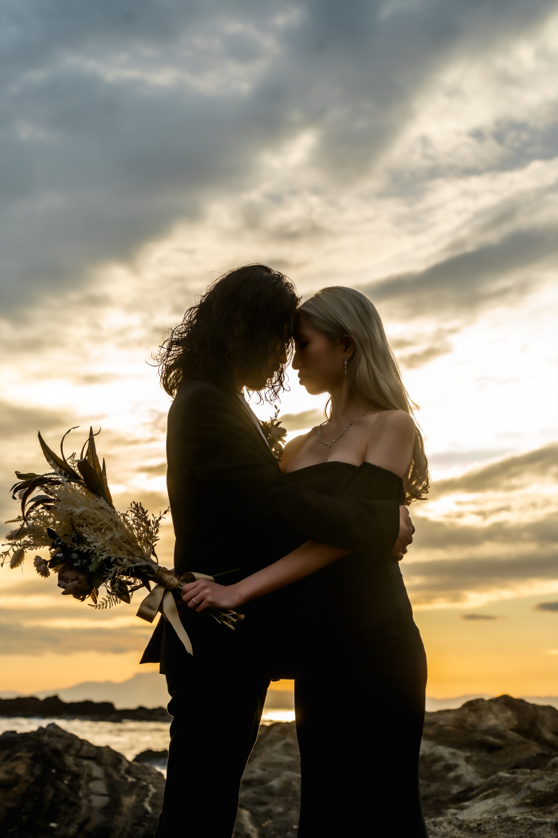 夕焼けに溶けるシルエットで額を合わせる