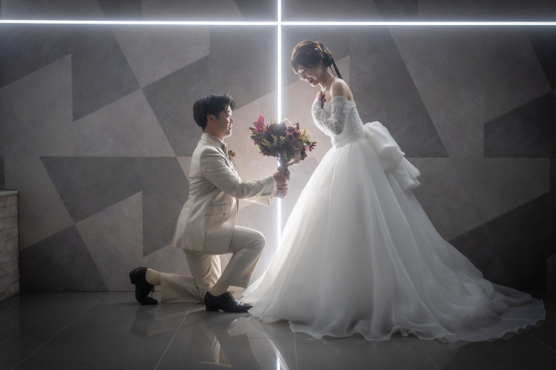 片膝の先に差し出されるブーケ