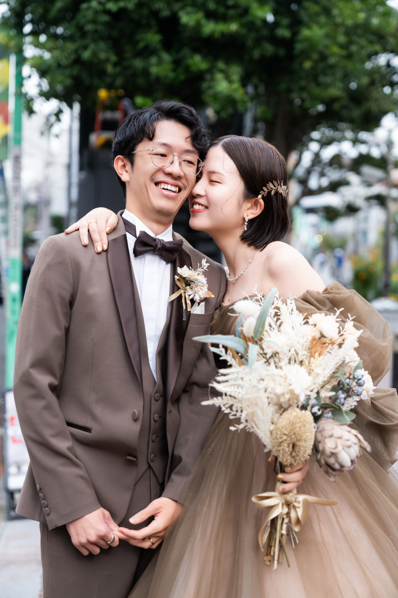 肩に腕をまわして笑う二人のはじけた笑顔