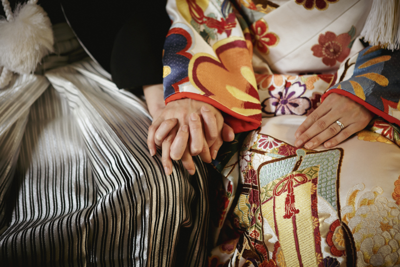 手を重ね合わせて