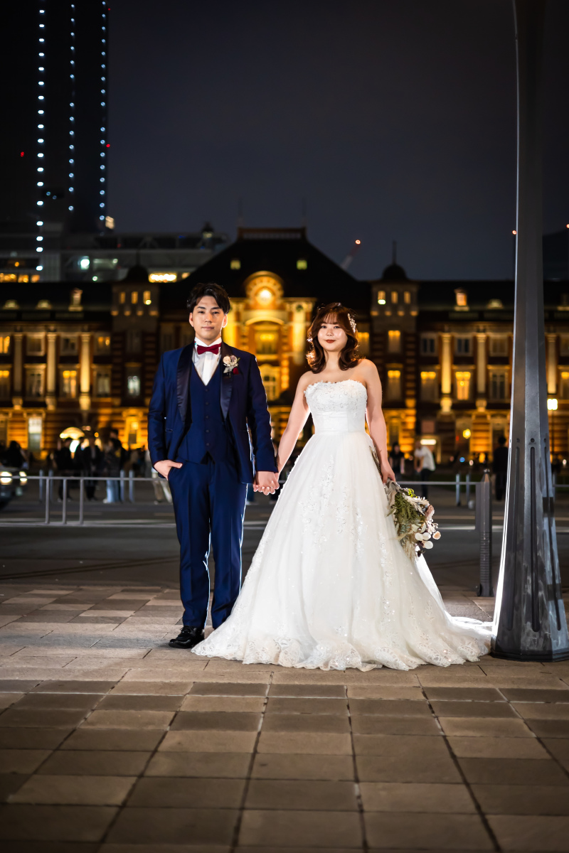 手を繋ぎカメラ目線で