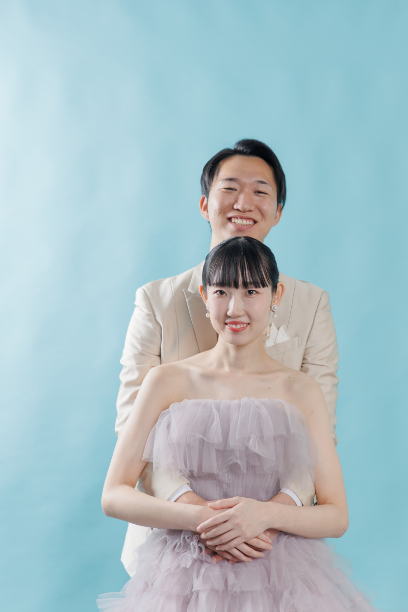 青い背景に笑顔はじける