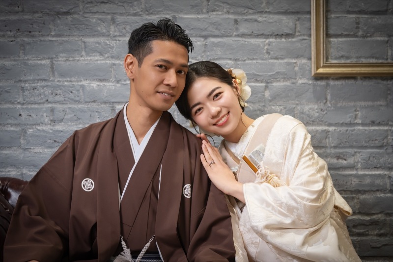 肩に預けた頭が語るくつろぎ