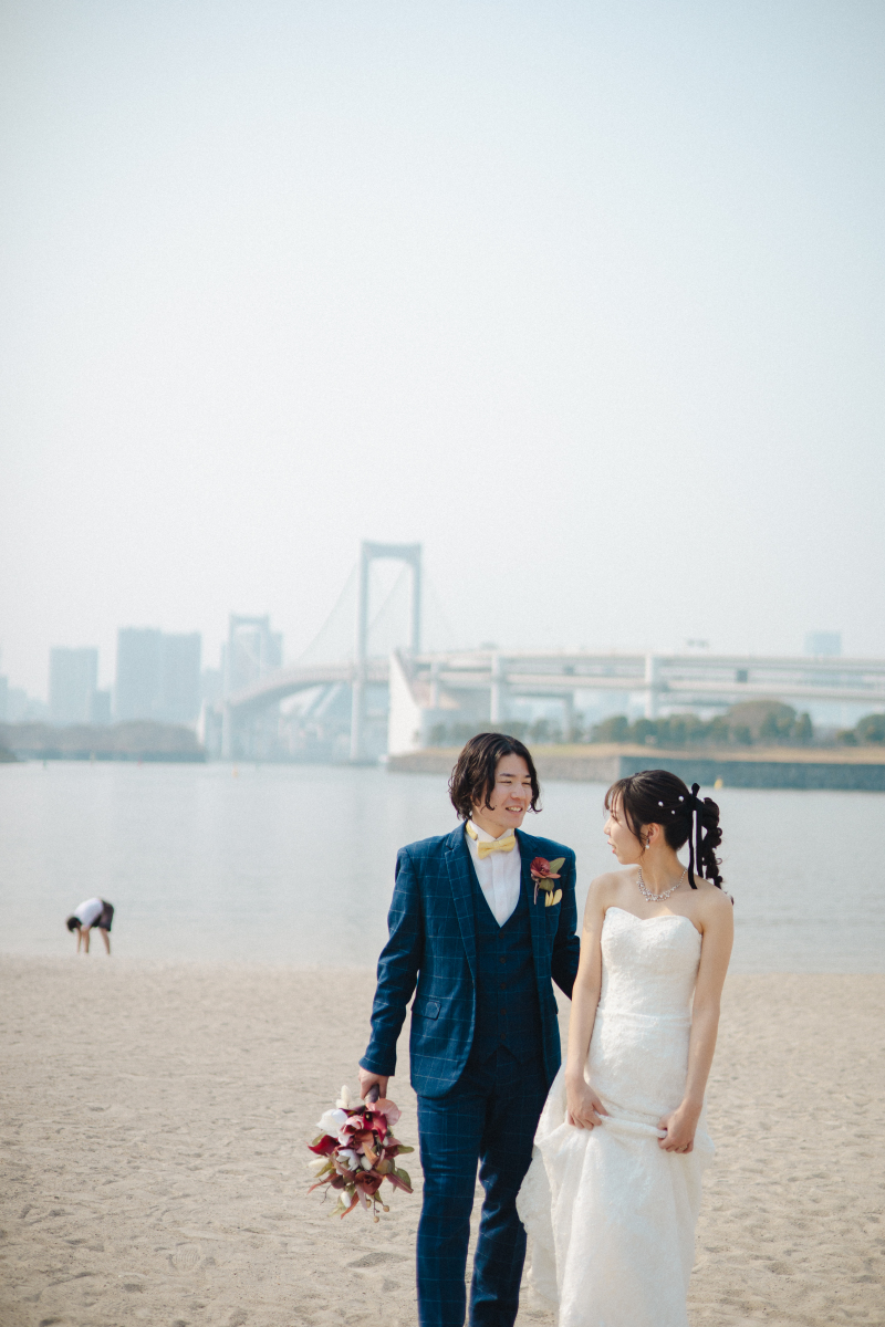 二人きりの砂浜道