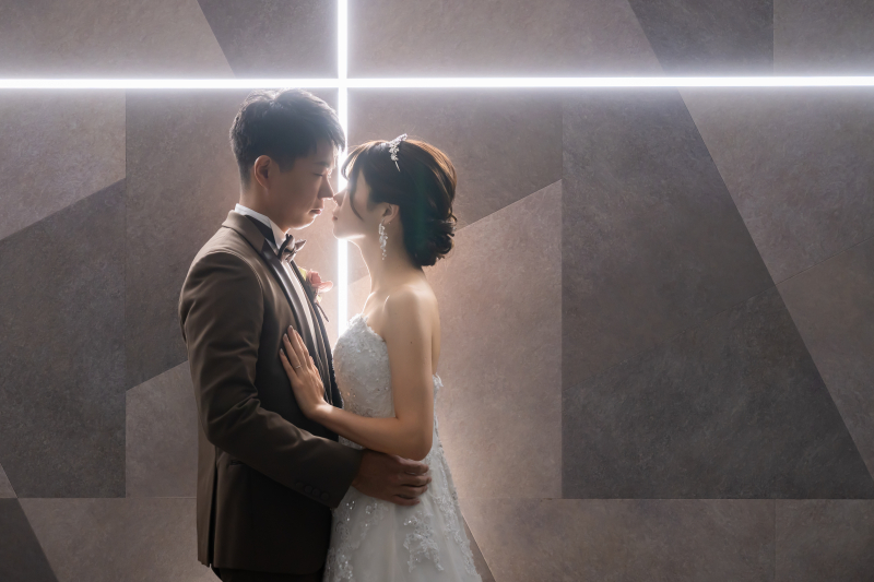 向かい合い寄り添う新郎新婦様