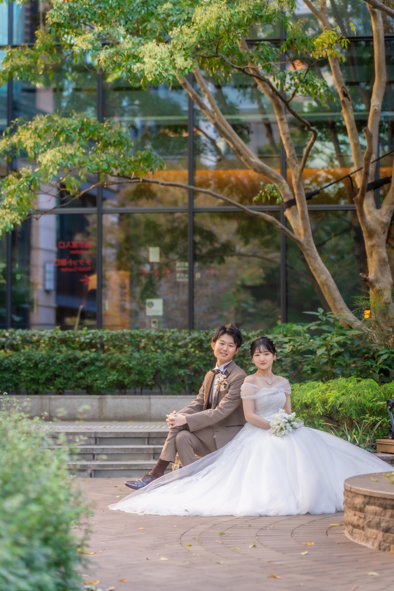 緑の木陰でそっと寄り添うふたりの穏やかさ