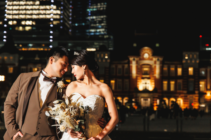 背景に写る駅舎をバックに