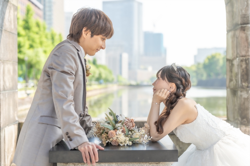 頬杖をついて見つめ合う甘い距離