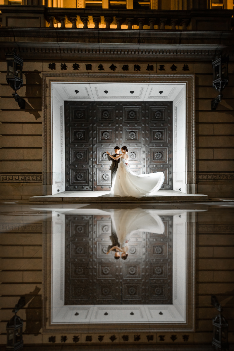 扉の前でポージング