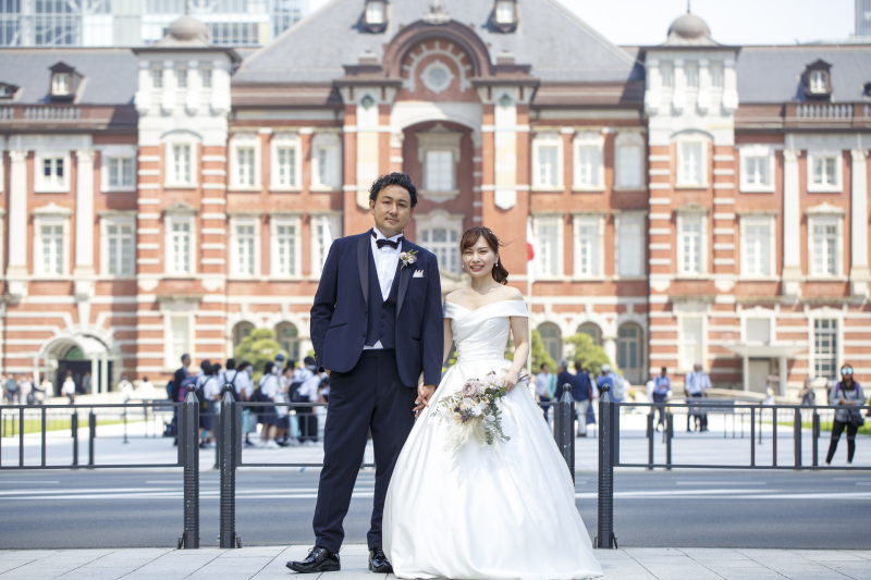 眩しい日の下で東京駅舎