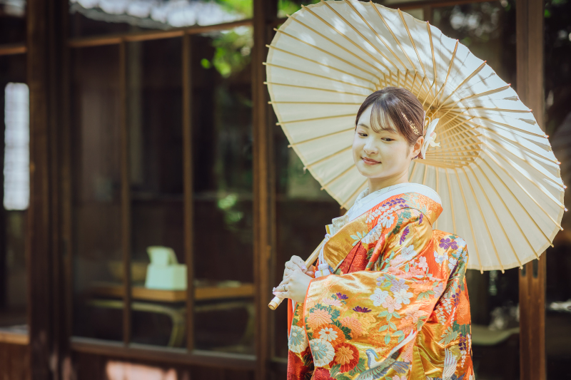 番傘を差して微笑む