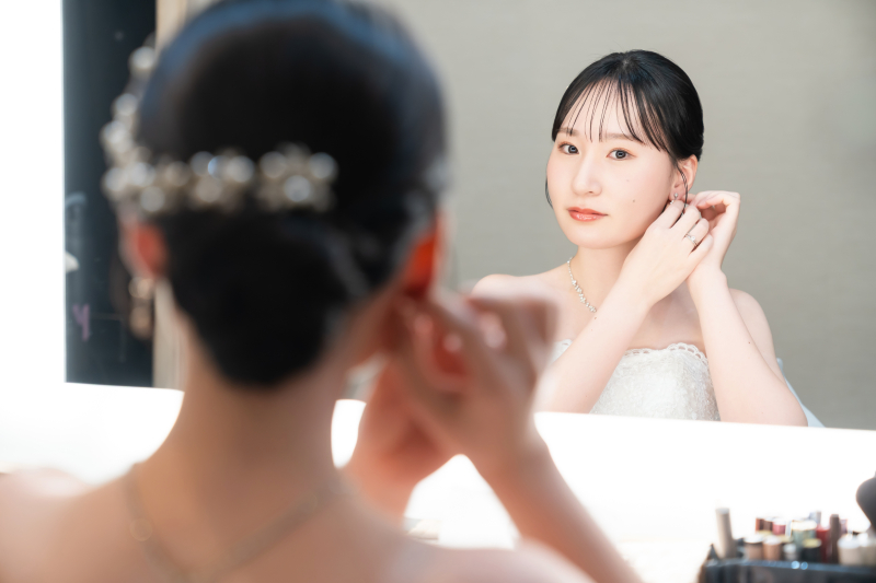 耳元に触れる白いドレスの花嫁