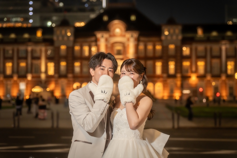 ミッキーグローブを顔に当てる白いドレス