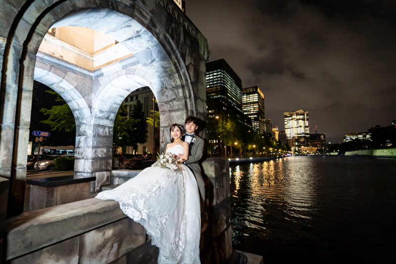 お堀の水面に反射する夜景