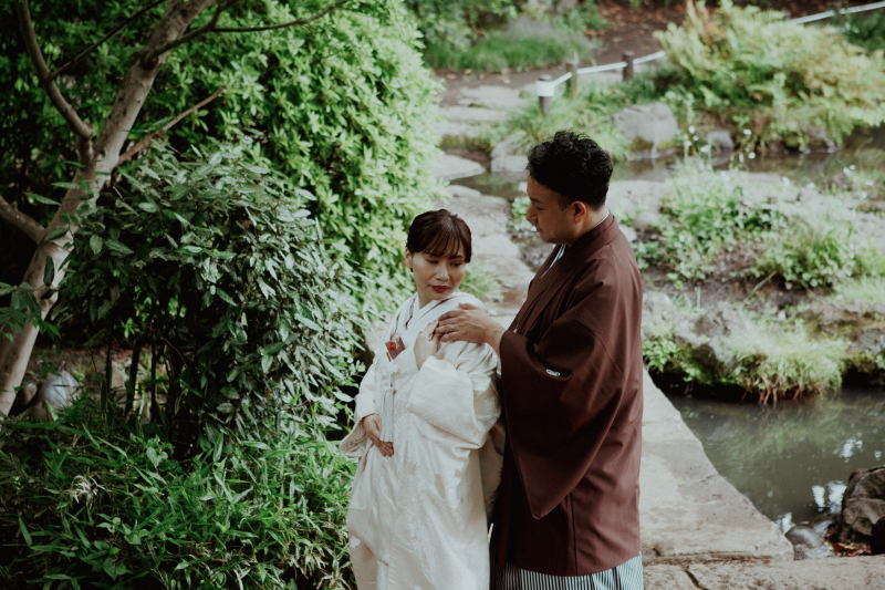 肩にそっと手を置く