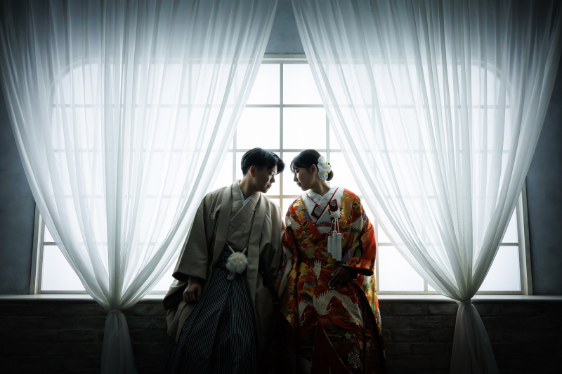 光差し込む窓の前で向き合う和やかさ