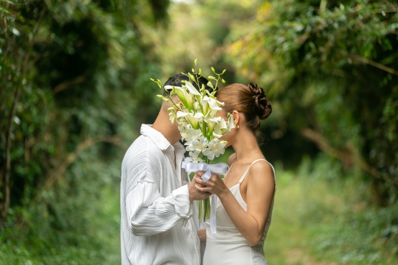 ブーケ越しに近づく顔の間合い