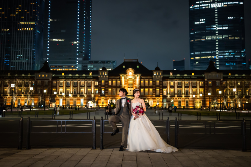 柵に腰をかけて