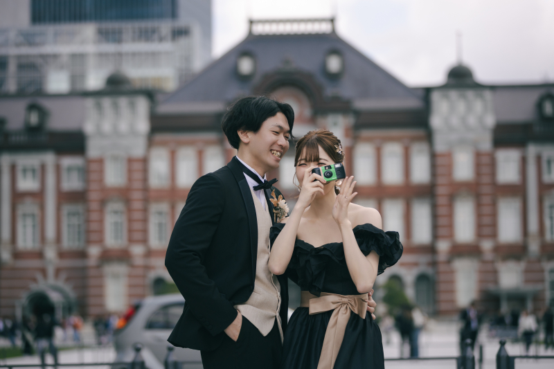 フィルムカメラを手にする新婦様の笑顔