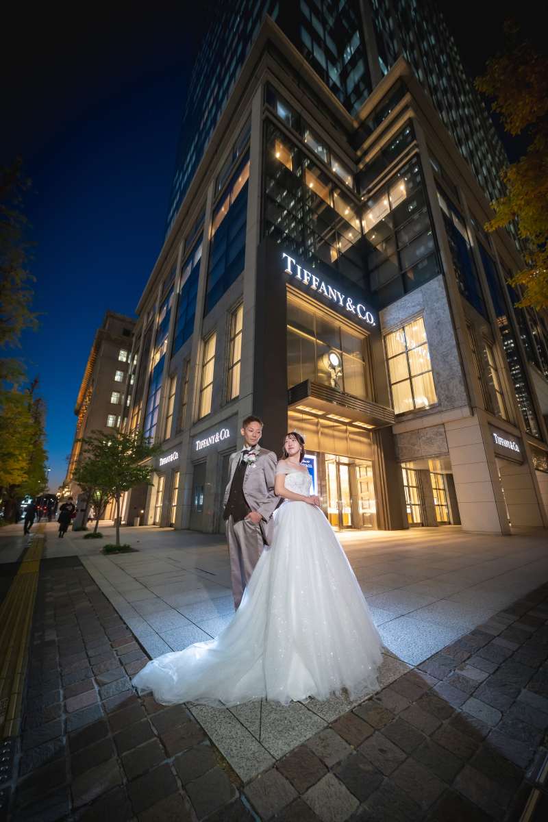 夜のビル街に佇む二人の白