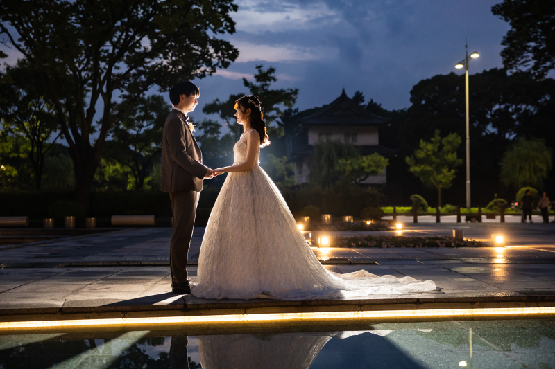 スタジオと東京駅前と噴水がある公園で夜のロマンチックなスタジオ&ロケーション撮影