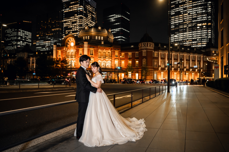 東京駅の灯りを背に肩を寄せ合う
