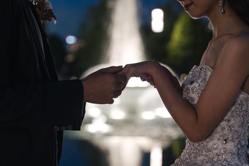 そっと指輪をのせて