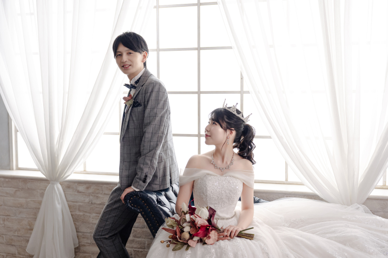 立つ姿と座る姿が並ぶ配置