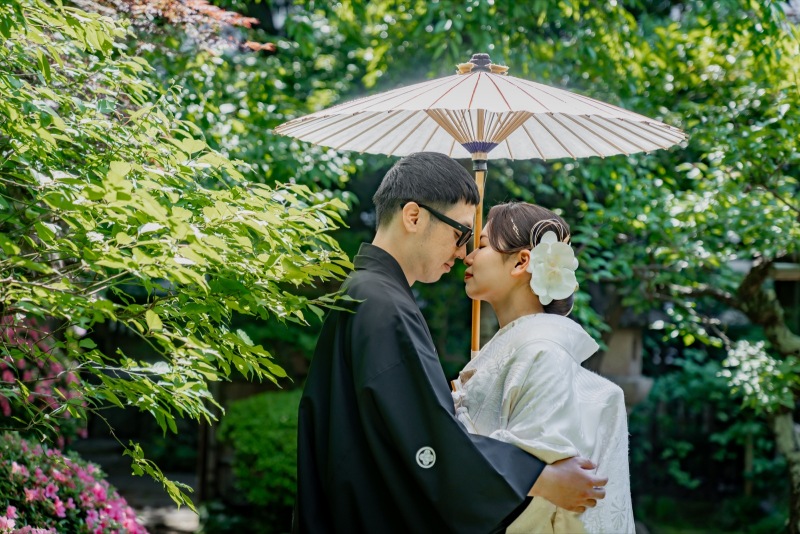 寄せ合う額に宿るしずけさ