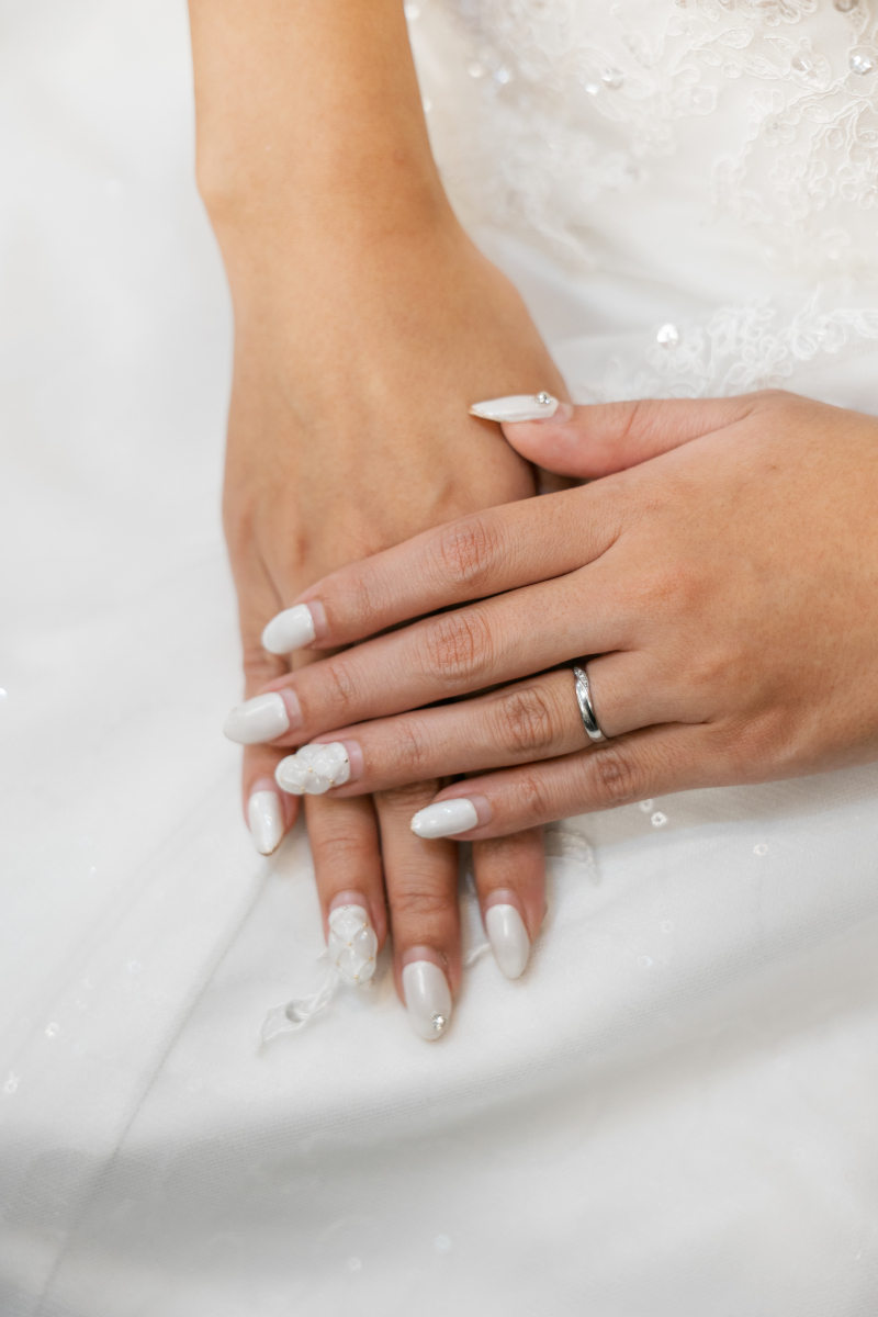 指を揃えて静かに落ち着く配置