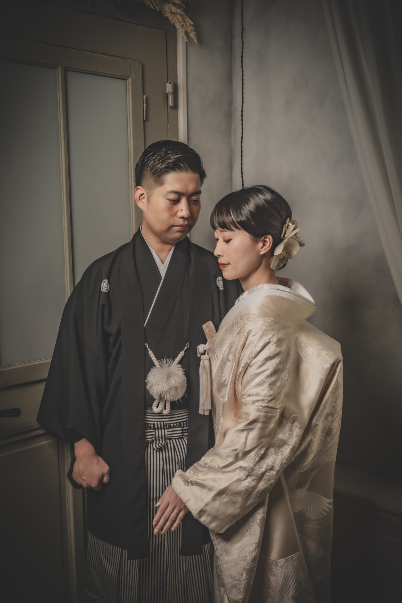 暗めのトーンで際立つ和装の質感