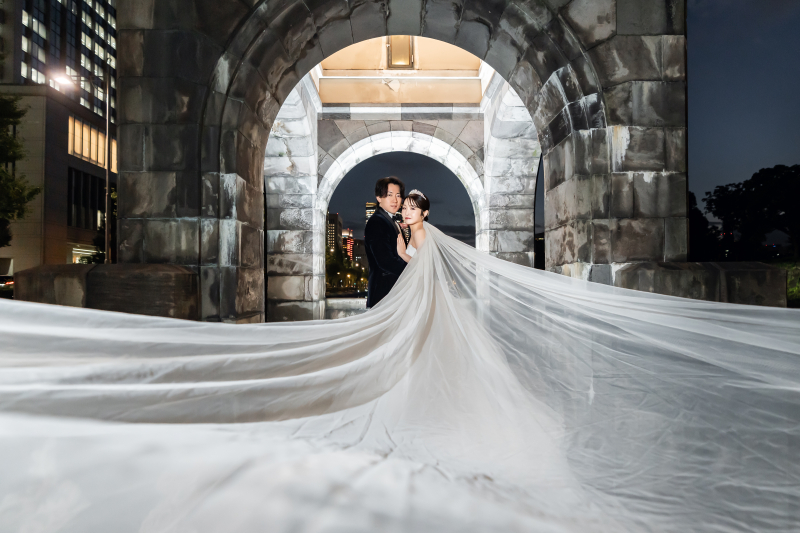 ベールが前へ　大きく扇を描いて広がる