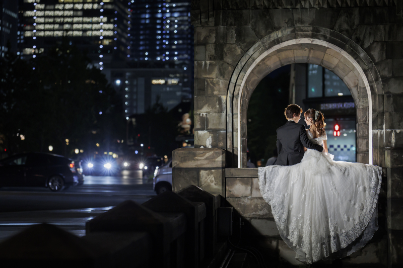 まるでお城の窓に寄り添うお姫様と王子様?