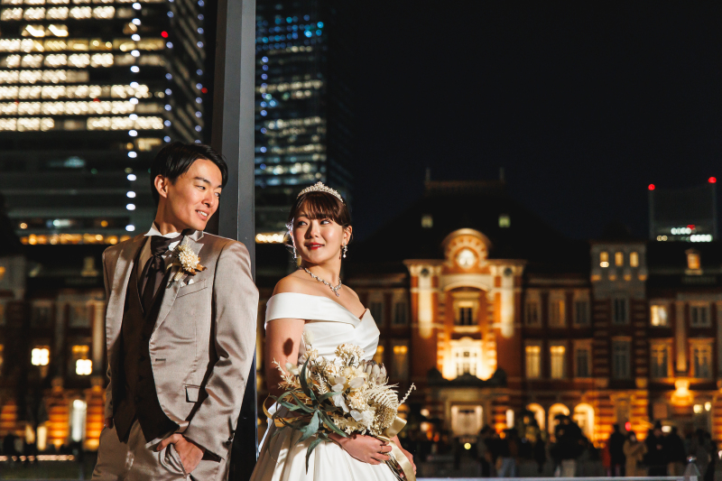 東京駅舎前にて