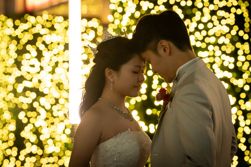 イルミネーションをバックに