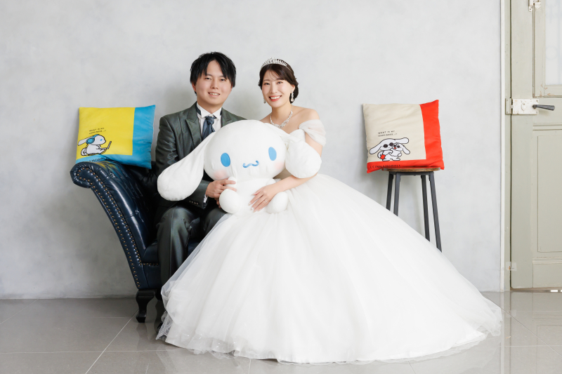 ソファで人形を抱えた笑顔の表情