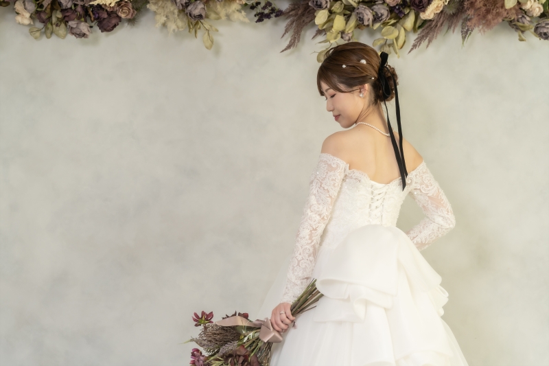 レースの袖が描くオフショルダーの線