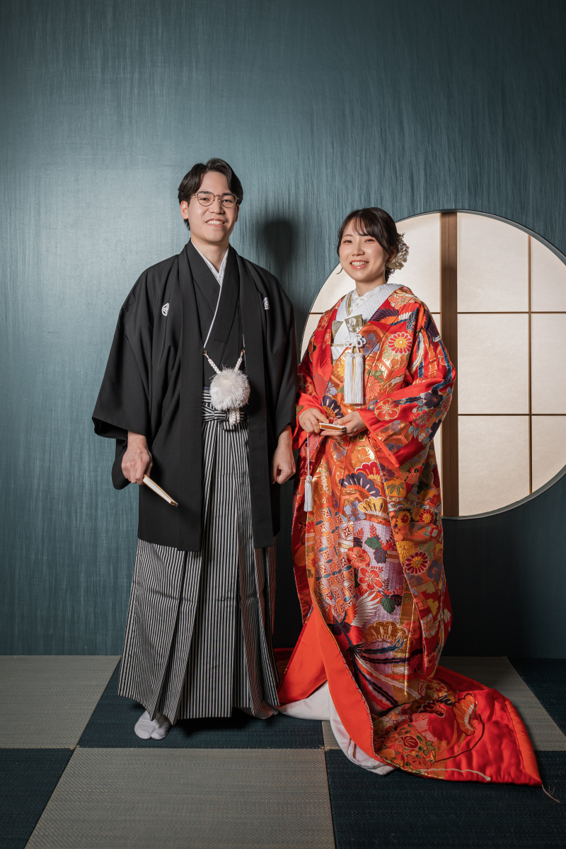 丸窓を背に黒と赤が並び立つ