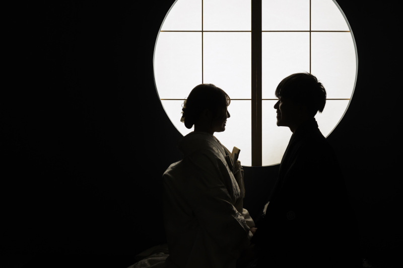 そっと近づく影