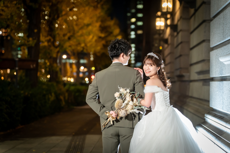 夜の木々の前のドレスと笑顔