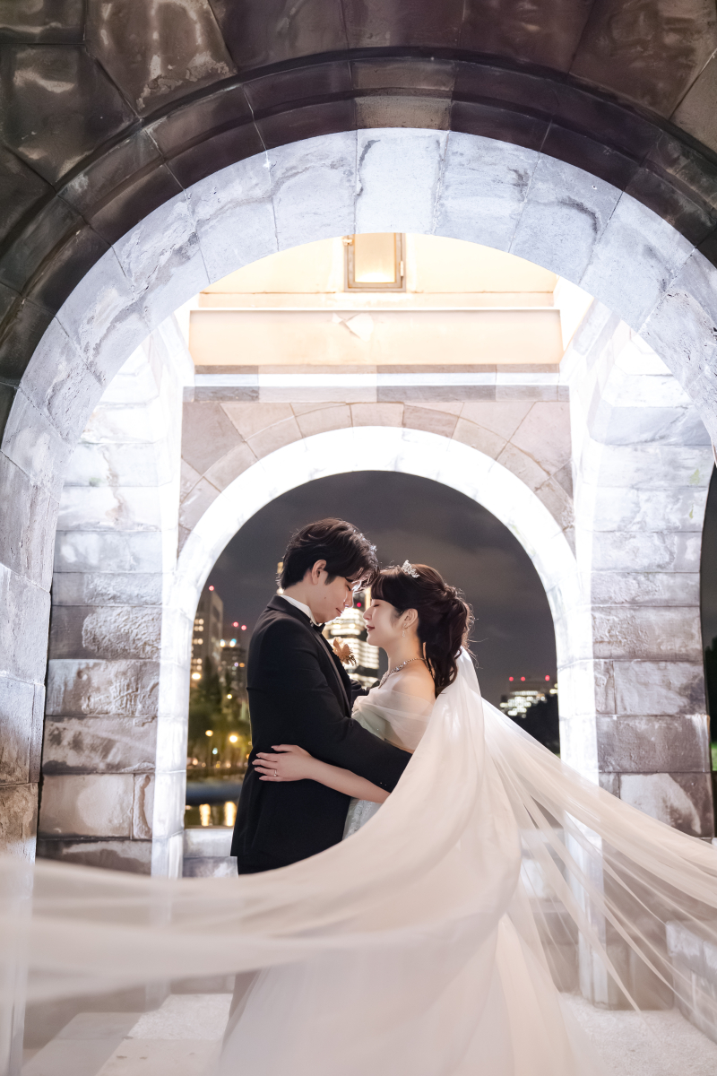 アーチの明かりに向かってベールが揺れ動く瞬間