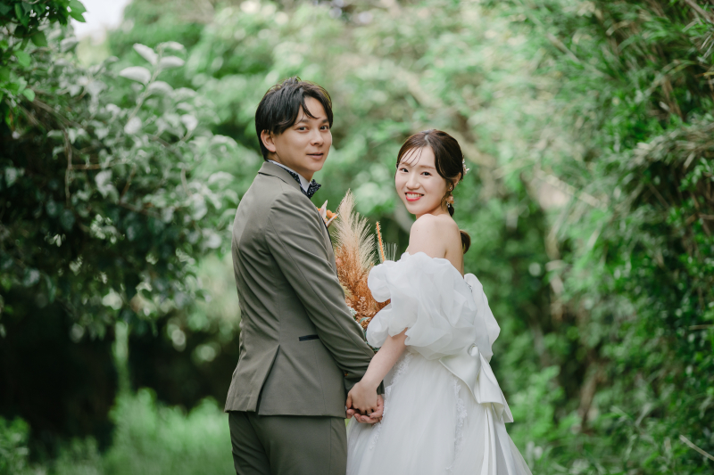 振り返って微笑む晴れやかなまなざし