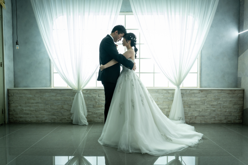 光溢れる大きな窓でおでこをコツンと♡