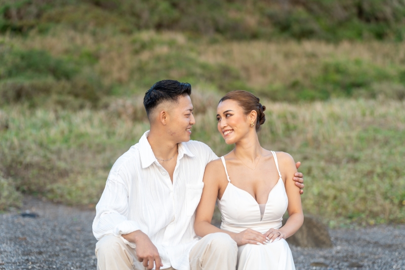 肩を並べて座る緩やかな距離