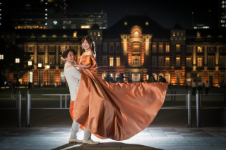 周りを魅了！ベージュタキシードとテラコッタカラーのドレスで東京駅ロケーション撮影