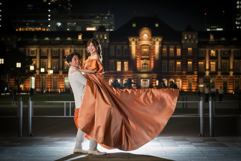 周りを魅了!ベージュタキシードとテラコッタカラーのドレスで東京駅ロケーション撮影