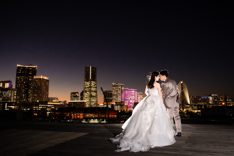 みなとみらいの灯りの中で近づいた二人