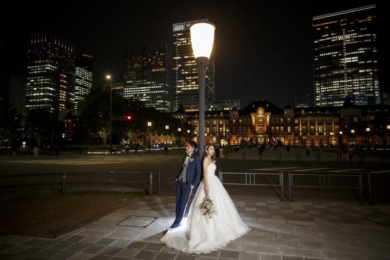 背景の建物の光がお二人を祝福