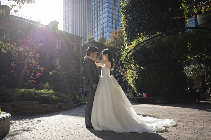 木漏れ日の中・肩に触れた手のぬくもり